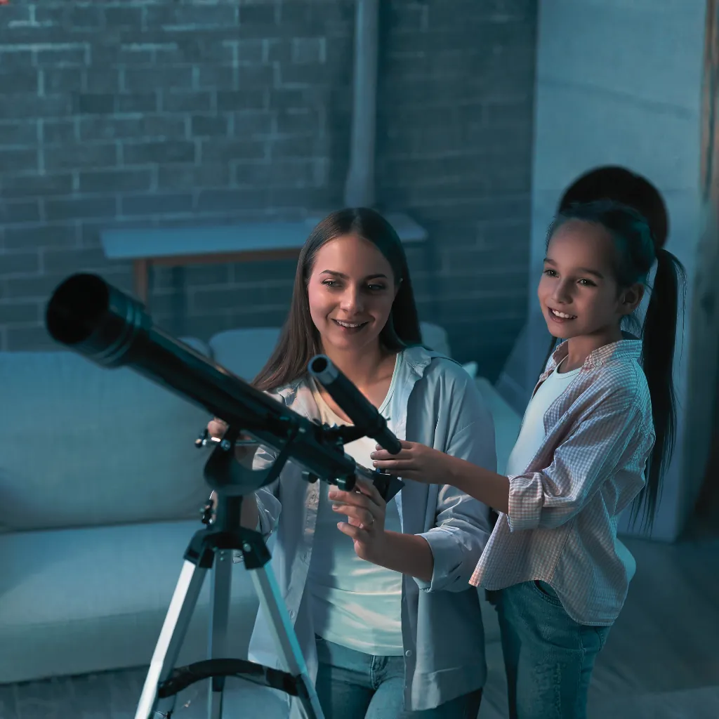 Enfant_observant_les_étoiles_avec_un_télescope